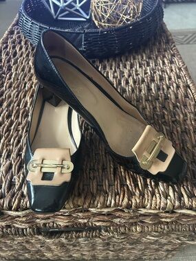 Tod’s Black Patent Leather Apron Flap Pump Heels. Size 37 1/2 EU.